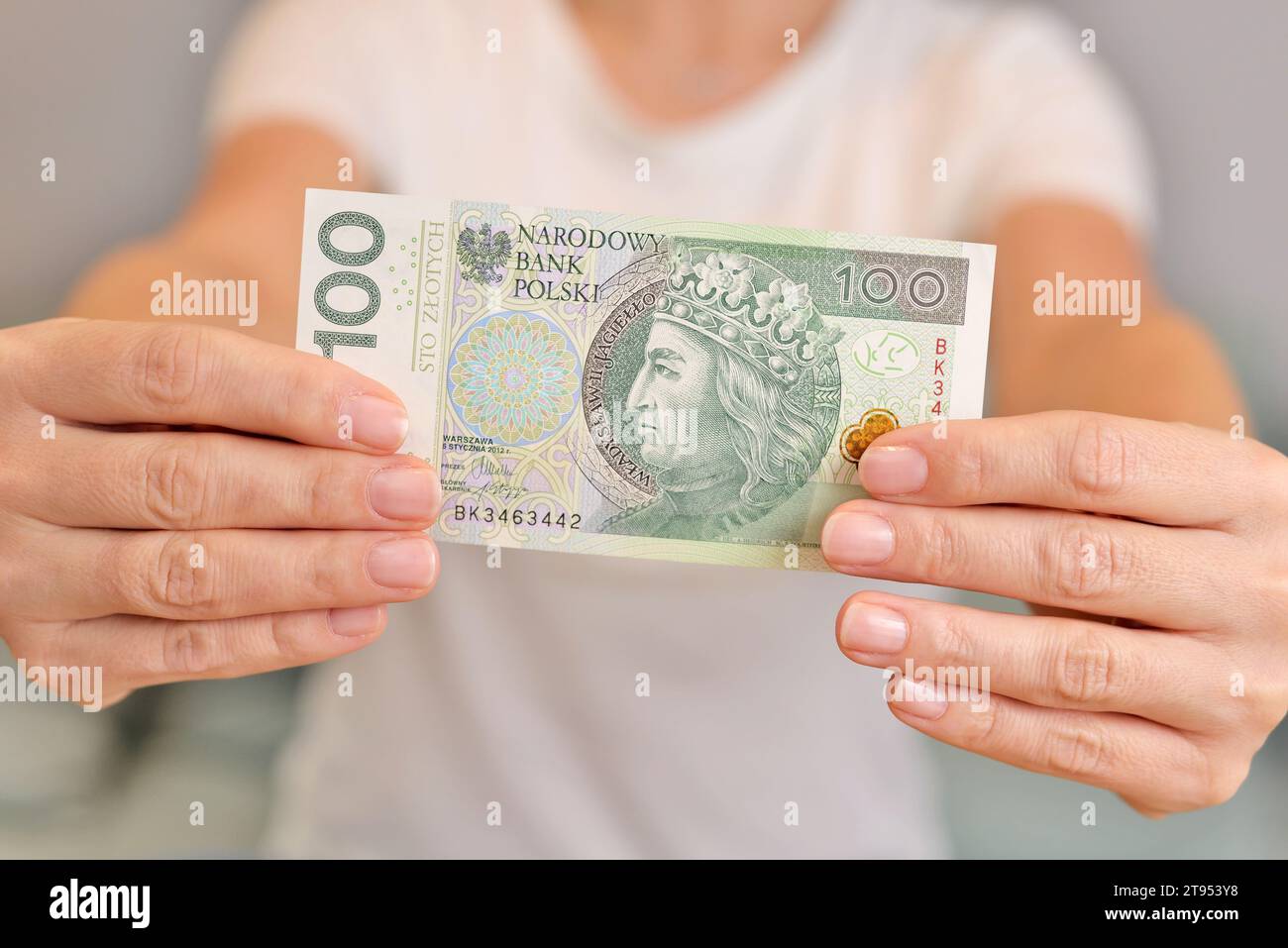 Polnisches Geld in der Hand einer Frau. Stockfoto