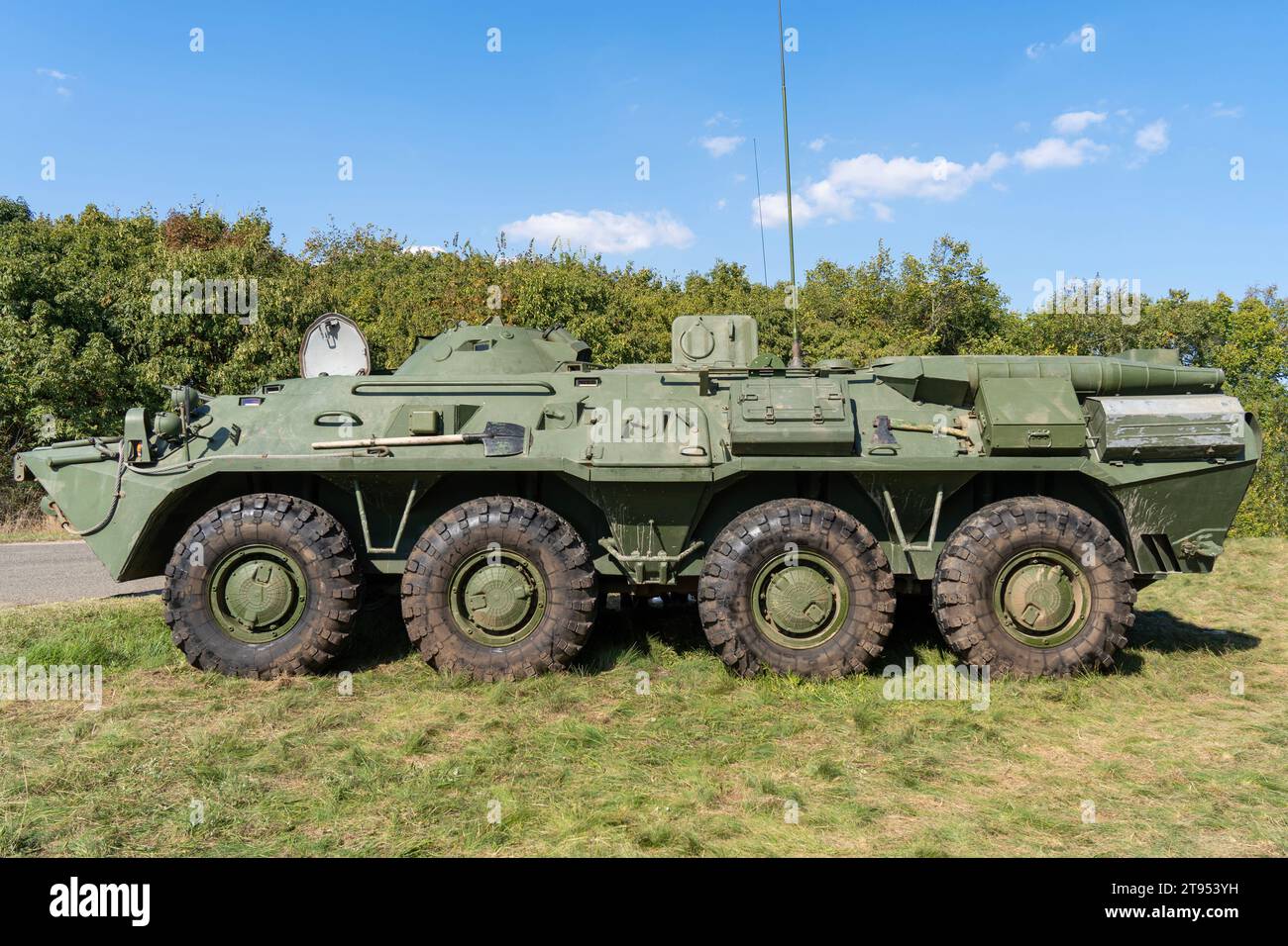 Ein gepanzerter Personalträger BTR-80 in grüner Tarnung Stockfoto