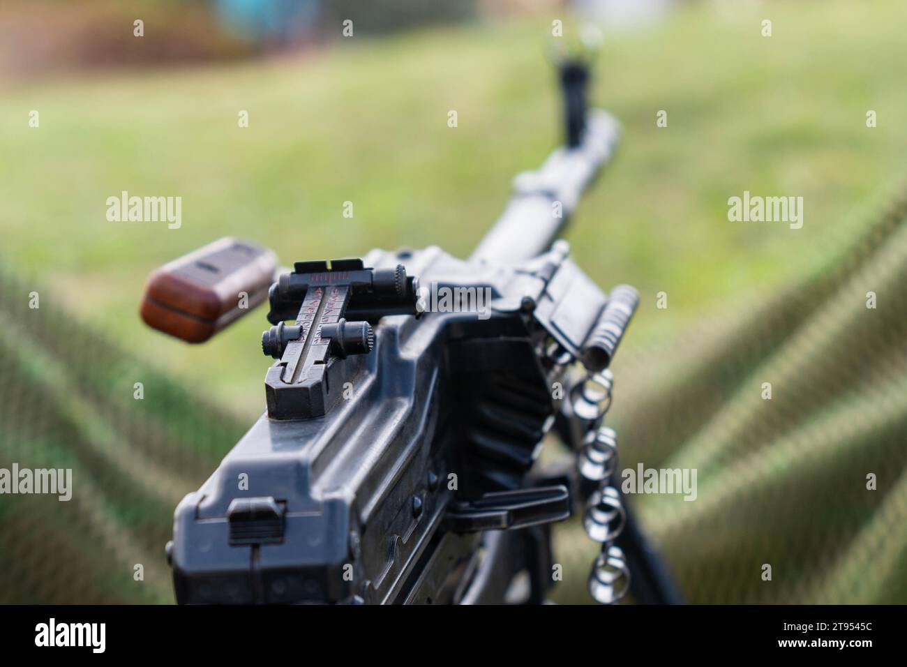 Sowjetisch gefertigte PK-Maschinenpistole und Tarnnetze. Kalaschnikows Maschinengewehr Stockfoto