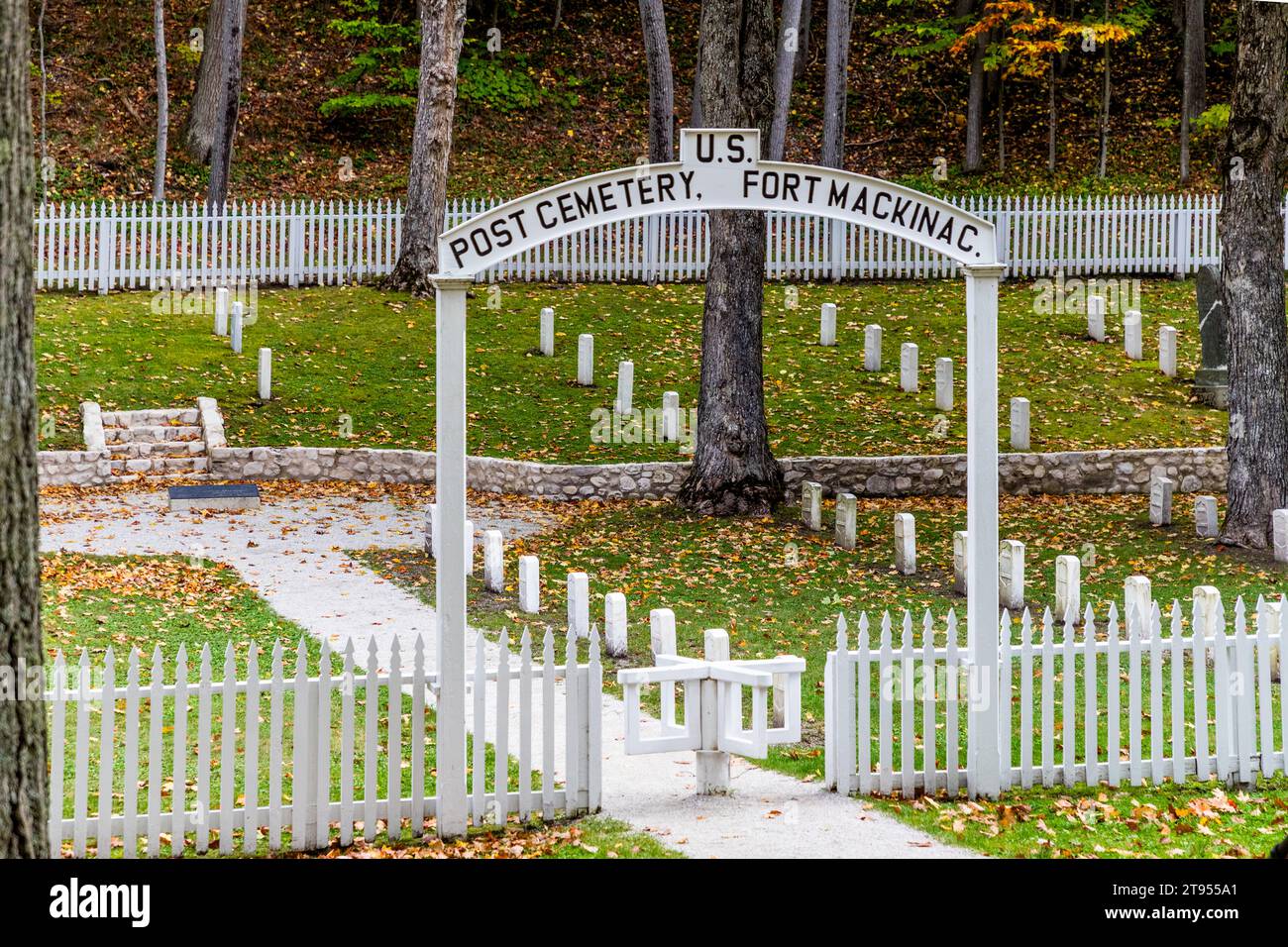Fort Mackinac Post Cemetry. Hinter der alten Festung liegt der kleine Friedhof des ehemaligen Militärpostens, umgeben von einem weißen Streifenzaun. Militärische Grabsteine stehen in geraden Reihen. Die Briten gründeten 1780 Fort Mackinac. Friedhof der Garnison auf Mackinac Island. Fort Mackinac Island, Michigan, Usa Stockfoto