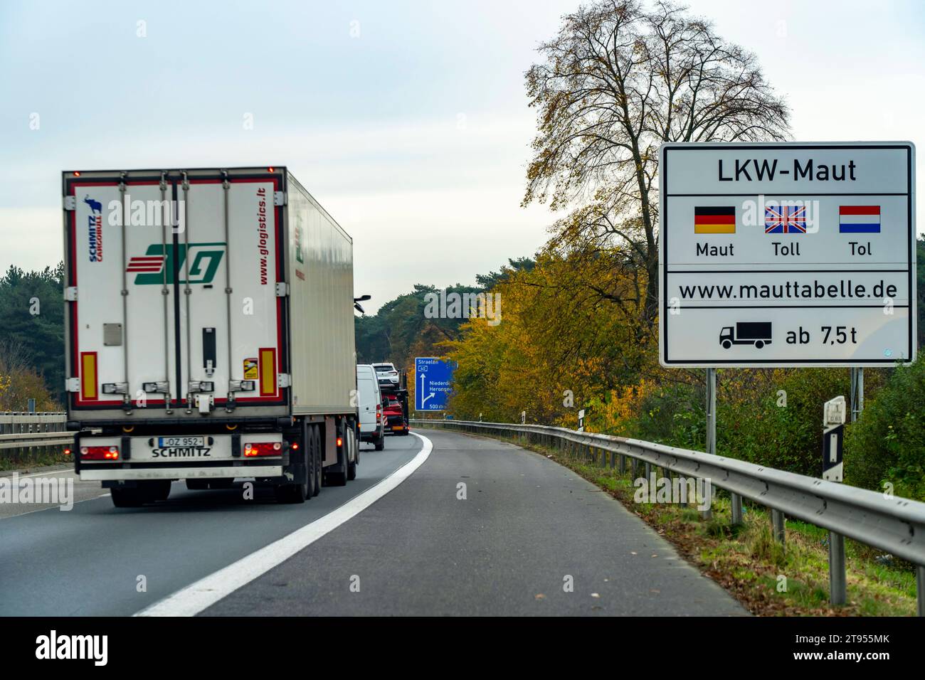 Hinweisschild auf die LKW-Maut, an der A40, kurz hinter der Deutsch-Niederländischen Grenze bei Niederdorf, NRW, Deutschland, LKW-Maut *** Lkw-Mautschild, auf der A40, kurz nach der deutsch-niederländischen Grenze bei Niederdorf, NRW, Deutschland, Lkw-Mautgutschrift: Imago/Alamy Live News Stockfoto