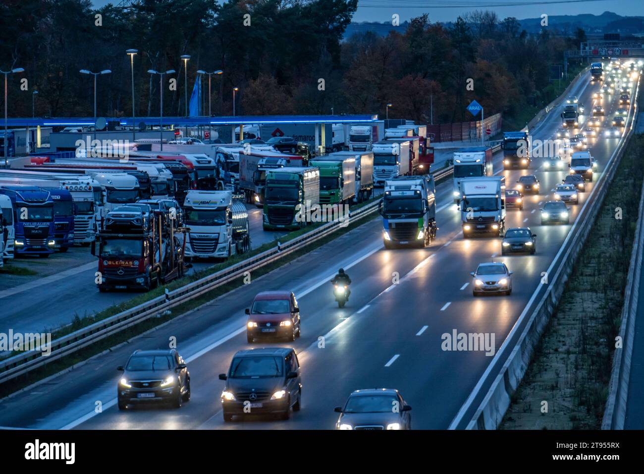 Rastplatz Ohligser Heide West, an der Autobahn A3, Fahrrichtung Köln, bei Solingen, volle LKW Parkplätze, NRW, Deutschland, Autobahn Rastplatz *** Rastplatz Ohligser Heide West, an der Autobahn A3, Richtung Köln, bei Solingen, volle LKW-Parkplätze, NRW, Deutschland, Rastplatz auf der Autobahn Credit: Imago/Alamy Live News Stockfoto