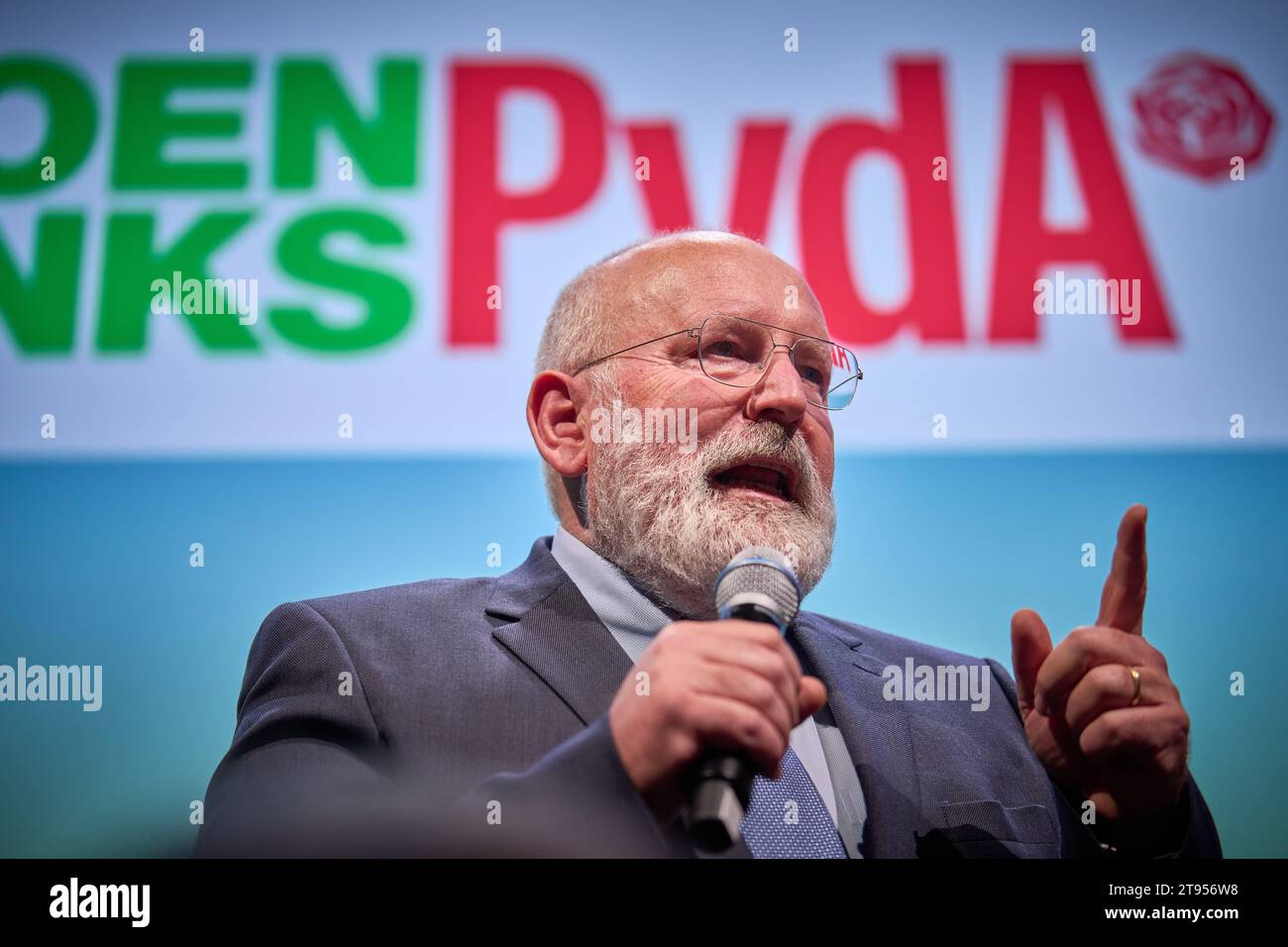 AMSTERDAM - Frans Timmermans am Ergebnisabend von GroenLinks/PvdA für die Wahlen zum Repräsentantenhaus. ANP PHIL NIJHUIS niederlande raus - belgien raus Stockfoto