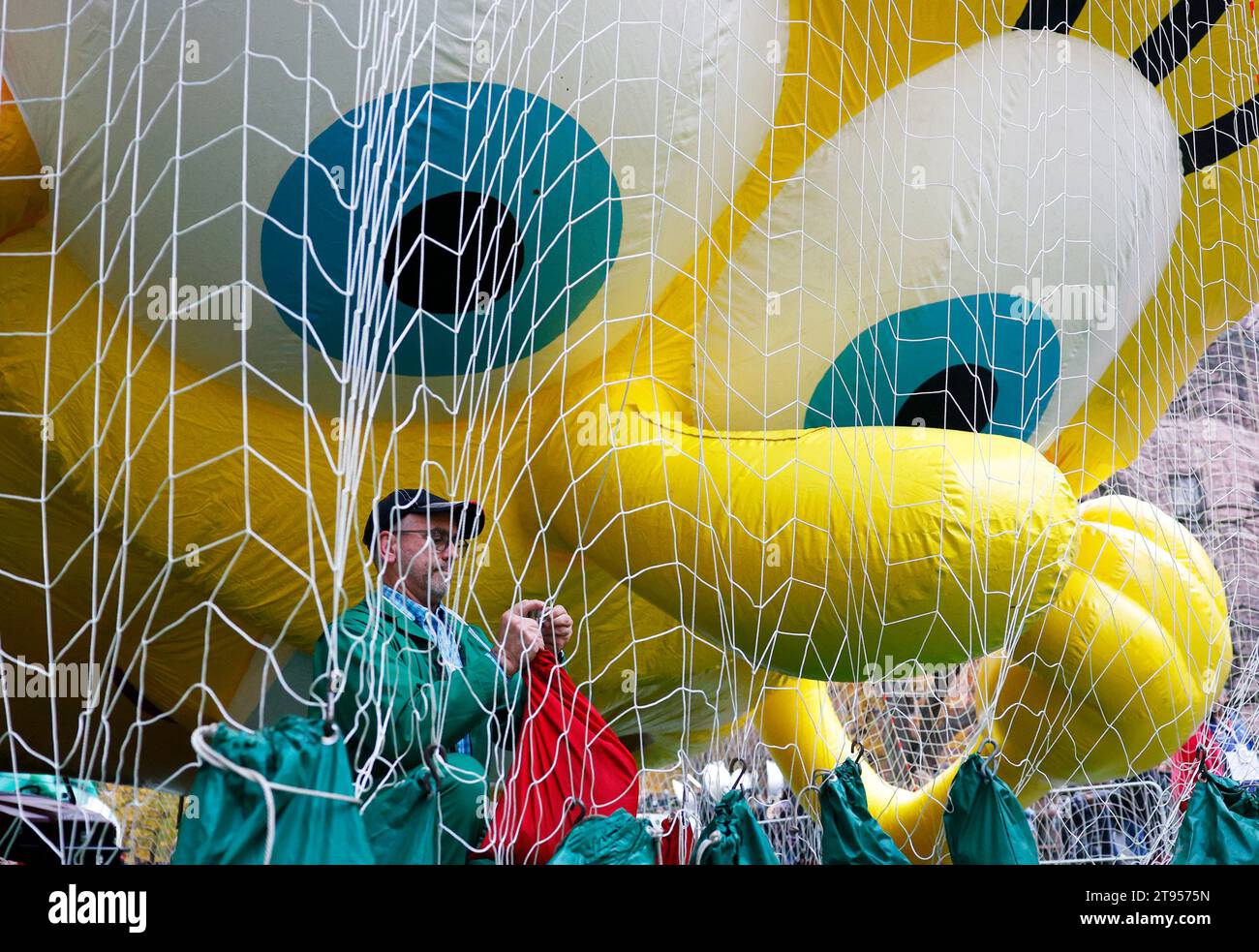 New York, Usa. November 2023. Die Arbeiter bereiten die teilweise aufgeblähte Sponge Bob Square Pants und den Ballon Gary am Vorabend der 97. Macy's Thanksgiving Day Parade in New York City am Mittwoch, den 22. November 2023 vor. Die Parade begann 1924 und verband sie mit der zweitältesten Thanksgiving-Parade in den Vereinigten Staaten mit der amerikanischen Thanksgiving-Parade in Detroit. Foto: John Angelillo/UPI Credit: UPI/Alamy Live News Stockfoto