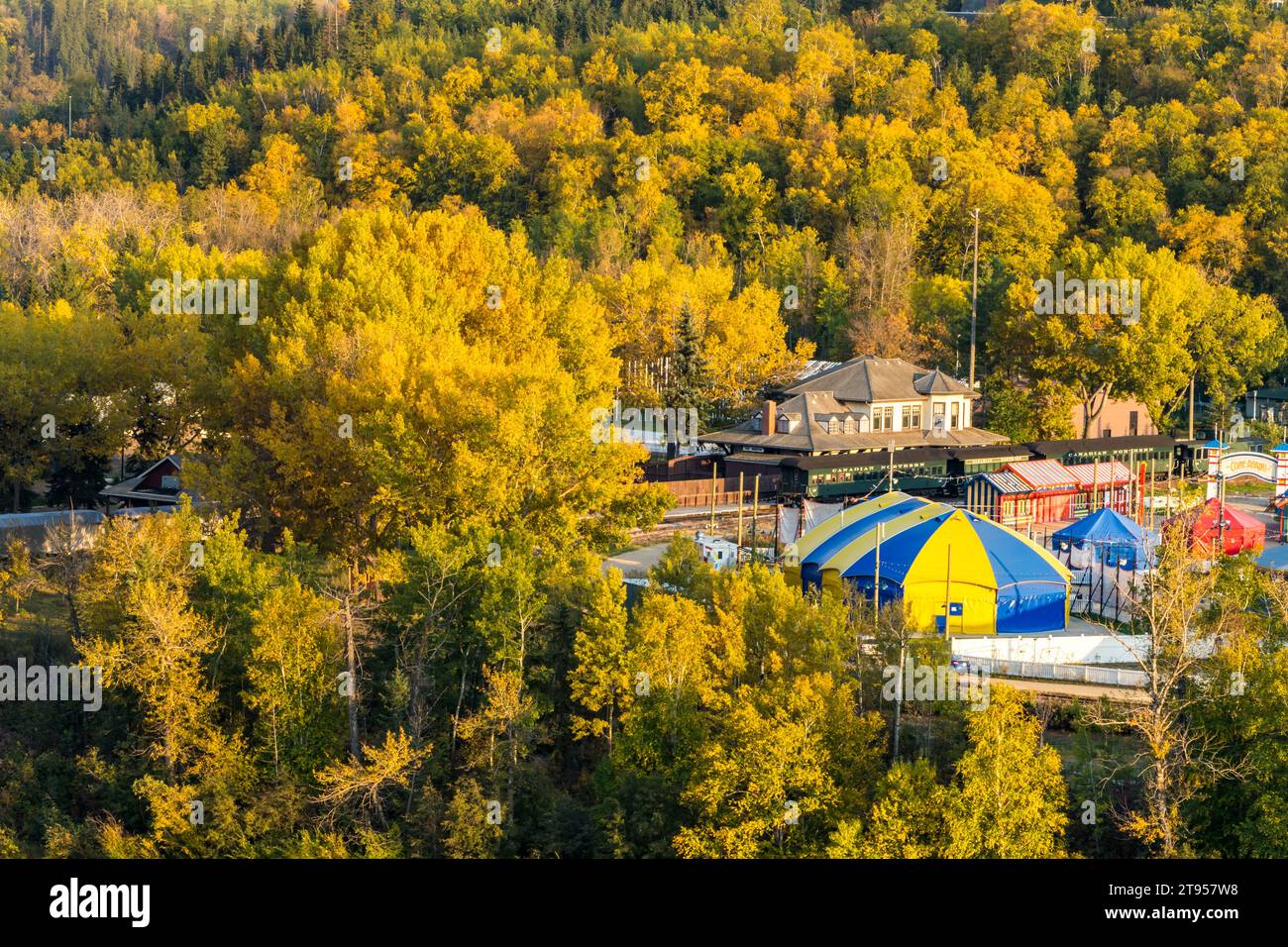 Edmonton, Kanada, 20. September 2023: Bahnhof Fort Edmonton in der Herbstsaison mit gelben Bäumen Stockfoto