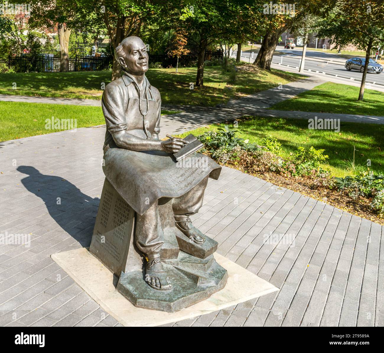 Toronto, Kanada, 2. Oktober 2023: Skulptur: Norman Bethune von David Pellettier in Toronto Stockfoto