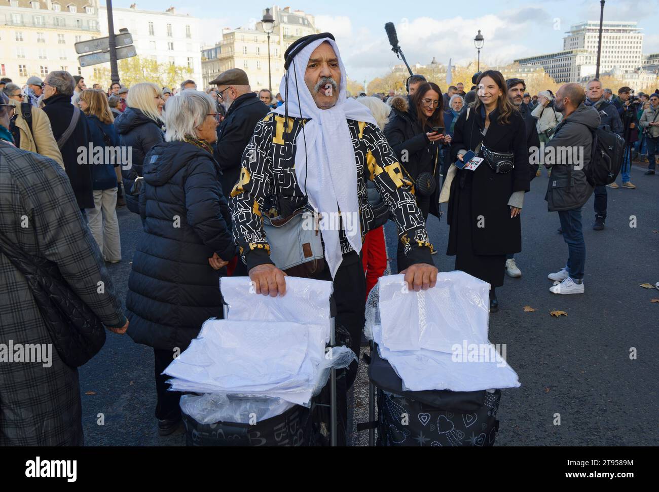 Paris, Frankreich. Am 19. November 2023 verkaufte ein Araber weiße Fahnen während des stillen marsches für den Frieden im Nahen Osten in Paris, Frankreich Stockfoto