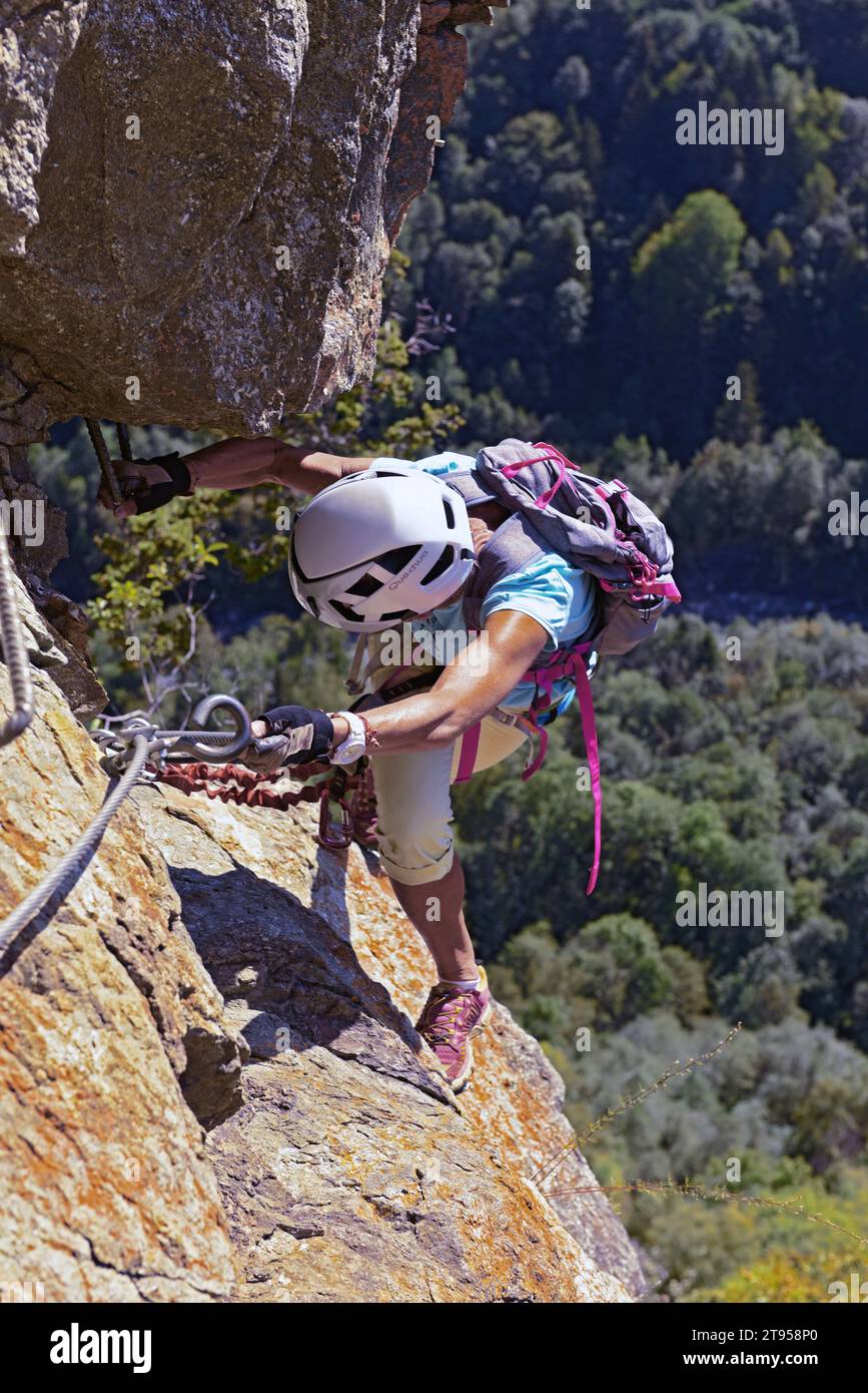 Kletterer auf einer steilen Felswände, Via Ferrata, Frankreich, Savoie, Maurienne, Saint-Colomban-les-Villards Stockfoto