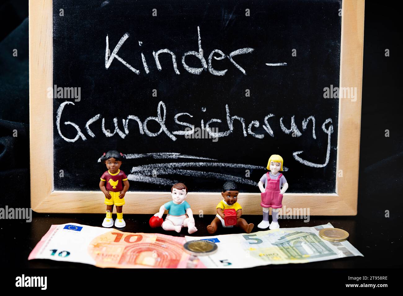 Schreiben der „Grundzulage für Kinder“ auf ein Brett Stockfoto