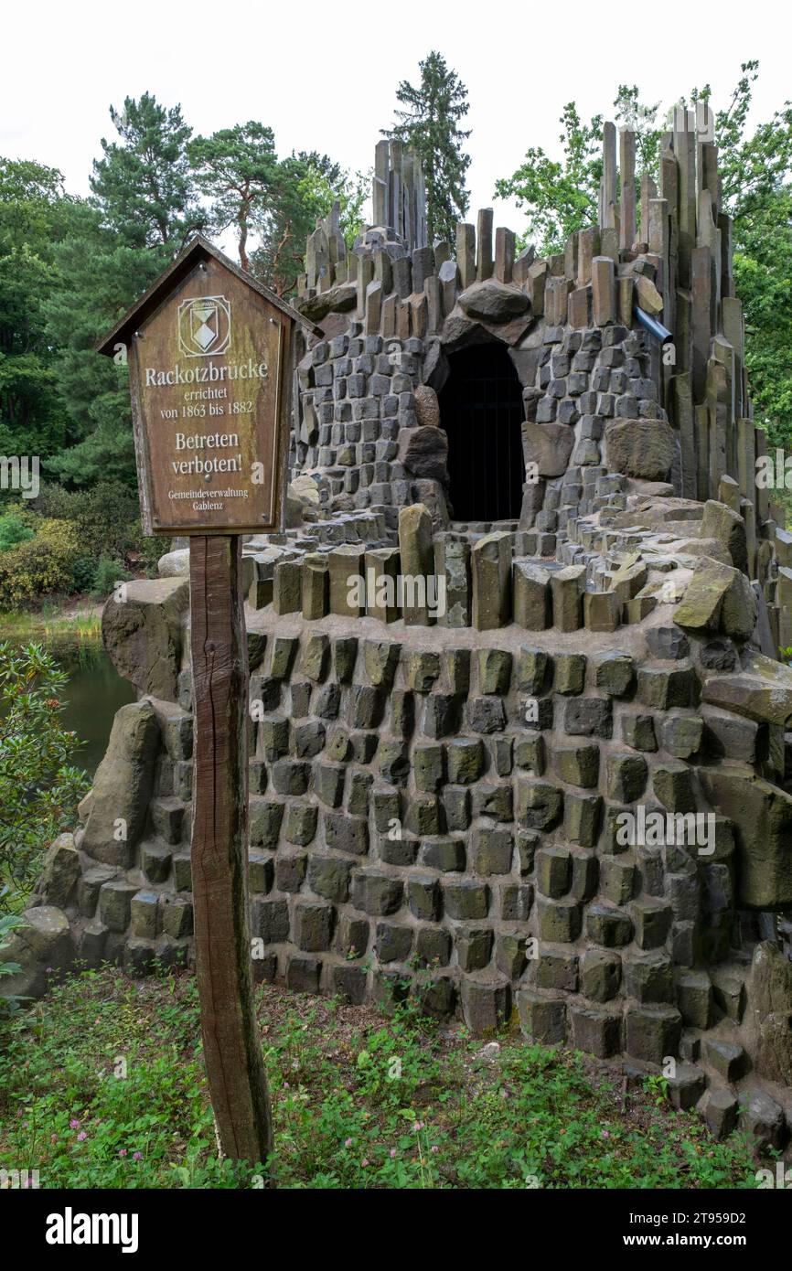 Schild an der Rakotzbrücke am Rakotzsee im Rhododendron-Park, Deutschland, Sachsen, Kromlau Stockfoto