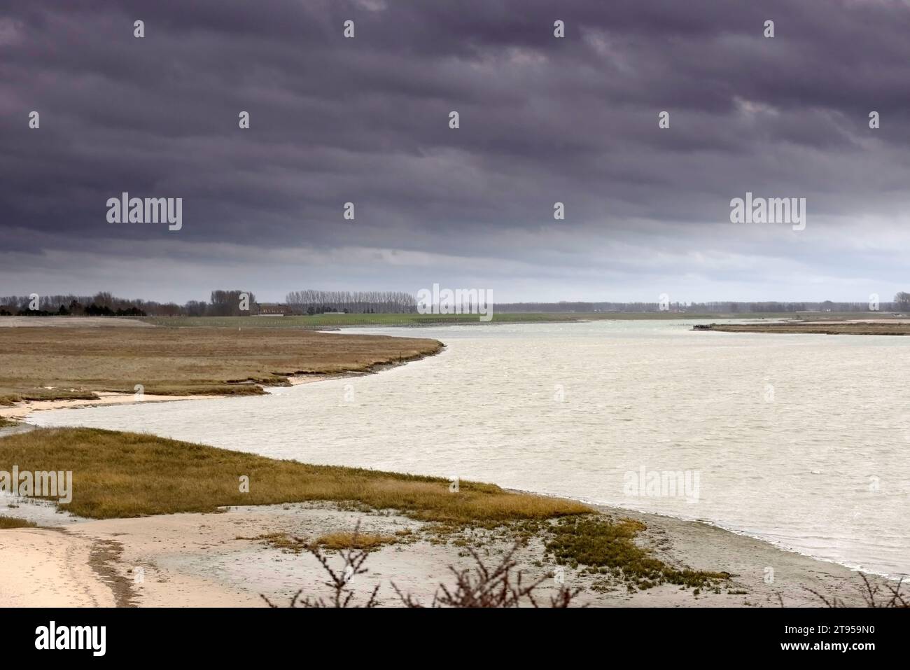 Stürmisches Wetter über dem Fluss Zwin, Niederlande, Zwin Natuurreservaat, Retranchement Stockfoto