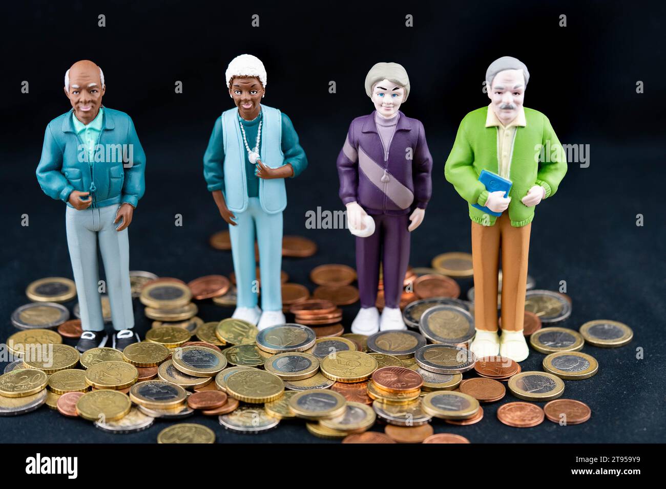 Schwarz-weißes Seniorenpaar mit Euro-Münze, Altersarmut Stockfoto