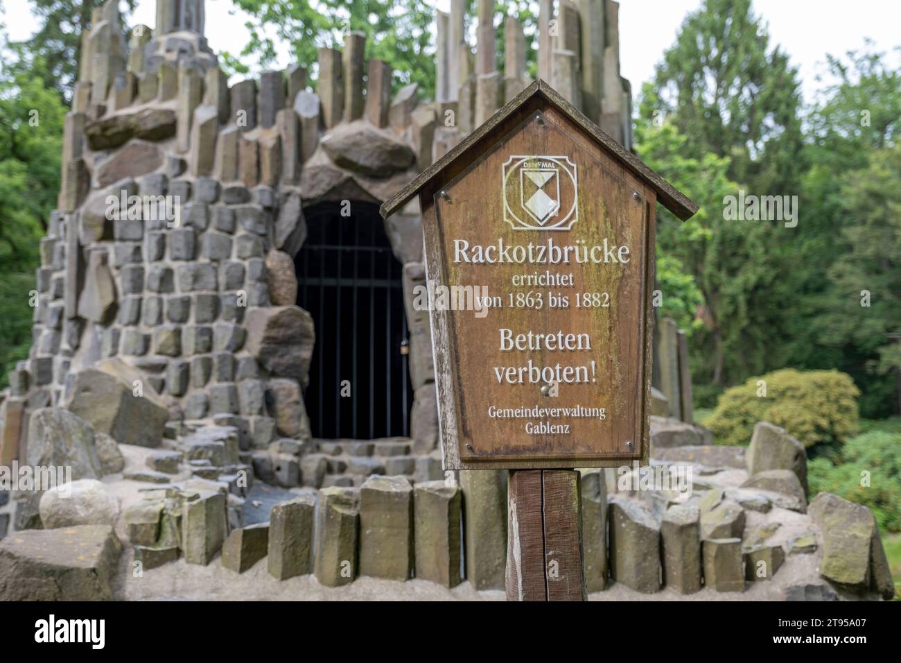 Schild an der Rakotzbrücke am Rakotzsee im Rhododendron-Park, Deutschland, Sachsen, Kromlau Stockfoto