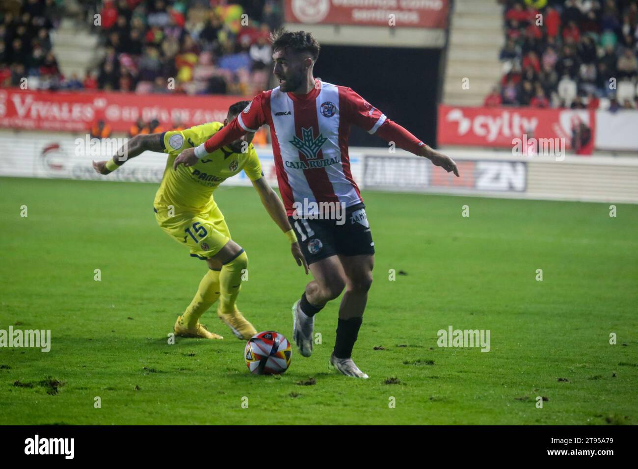 Zamora, Spanien, 22. November 2023: der Zamora CF Spieler Adrian Mancebo (11, R) schützt den Ball gegen Jose Luis Morales (15, L) während der zweiten Runde des SM El Rey Cup 2023-24 zwischen dem Zamora CF und Villarreal CF am 22. November 2023 im Ruta de la Plata Stadium in Zamora, Spanien. Quelle: Alberto Brevers / Alamy Live News Stockfoto