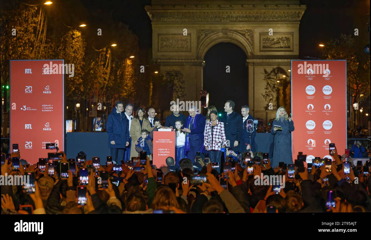 Paris, Frankreich. 19. November 2023, Weihnachtslichter auf den Champs Elysées am 19. November 2023 in Paris, Frankreich. Quelle: Gerard Crossay/Alamy Stock Photo Stockfoto