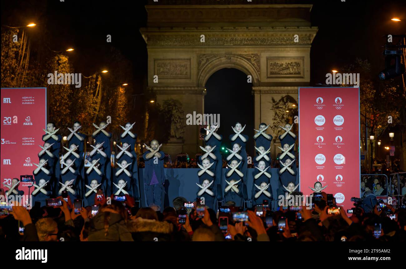 Paris, Frankreich. 19. November 2023, Weihnachtslichter auf den Champs Elysées am 19. November 2023 in Paris, Frankreich. Quelle: Gerard Crossay/Alamy Stock Photo Stockfoto