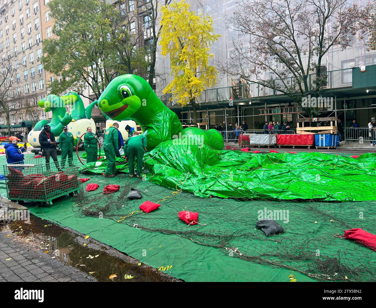 New York City, Usa. November 2023. Mitglieder des Macy's Inflation Teams arbeiten daran, Ballonfiguren aufzublasen, die bei der 97. Jährlichen Macy's Thanksgiving Day Parade am 22. November 2023 in New York City verwendet werden sollen. Quelle: Ryan Rahman/Alamy Live News Stockfoto