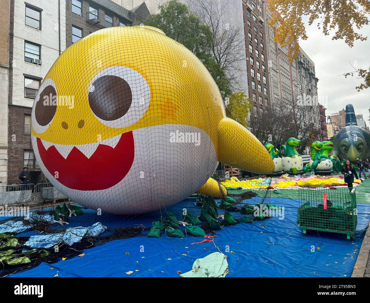 New York City, Usa. November 2023. Mitglieder des Macy's Inflation Teams arbeiten daran, Ballonfiguren aufzublasen, die bei der 97. Jährlichen Macy's Thanksgiving Day Parade am 22. November 2023 in New York City verwendet werden sollen. Quelle: Ryan Rahman/Alamy Live News Stockfoto