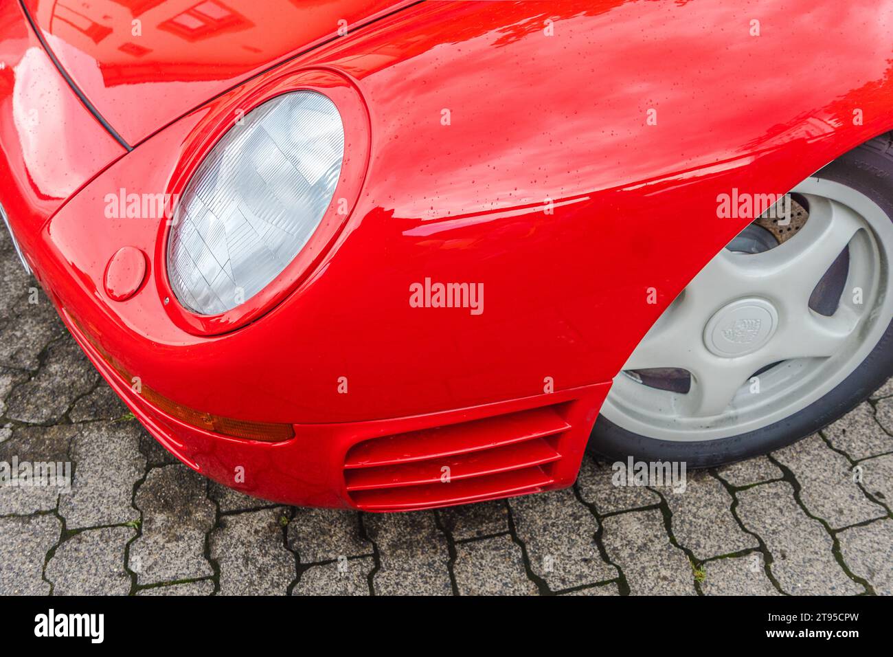 WETTENBERG, HESSEN, DEUTSCHLAND - 07 - 28 - 2023: Frontlicht des PORSCHE 959 S. von 2016 bis 2018 von Porsche Classic gebaut nach Porsche 959 S Stockfoto