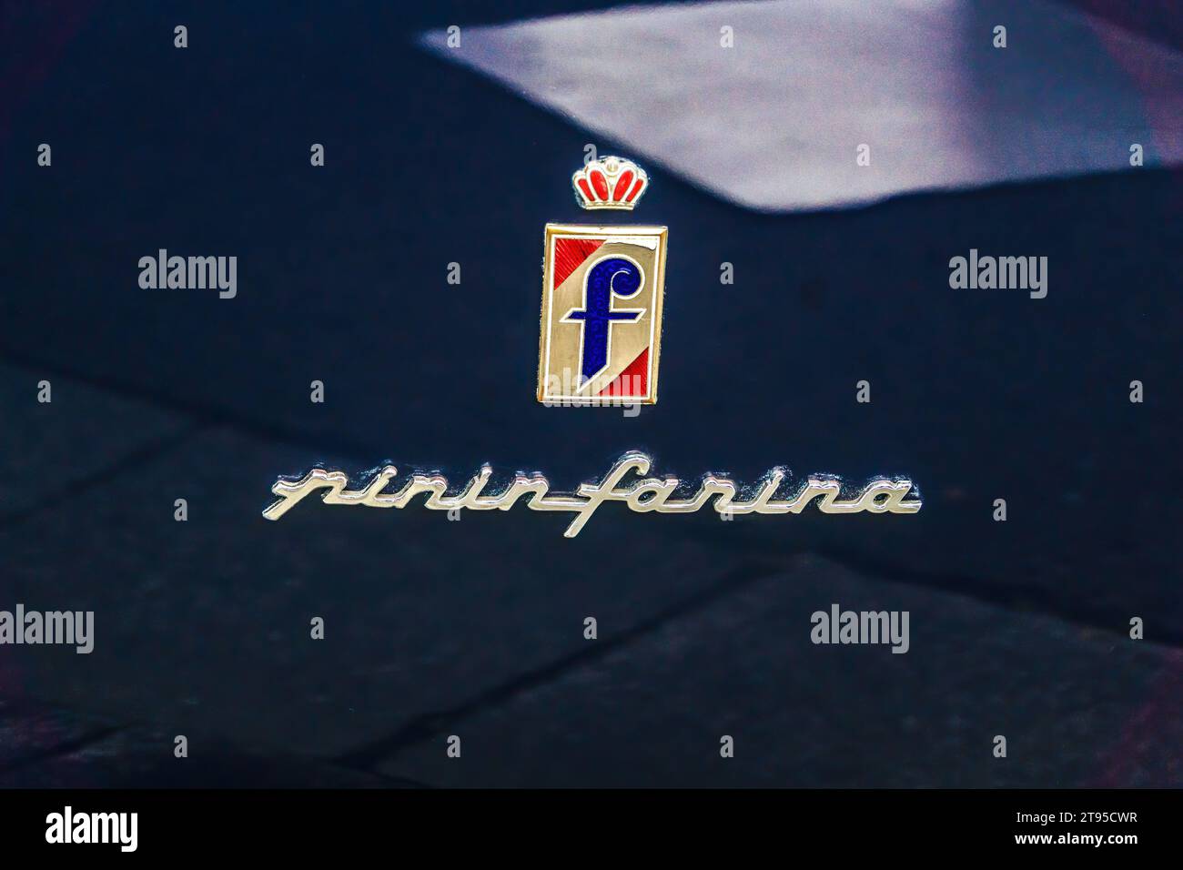 WETTENBERG, HESSEN, DEUTSCHLAND - 07 - 28 - 2023: Logo von Pinin Farina auf einem Ferrari 250 GT Cabriolet Pinin Farina. Stockfoto