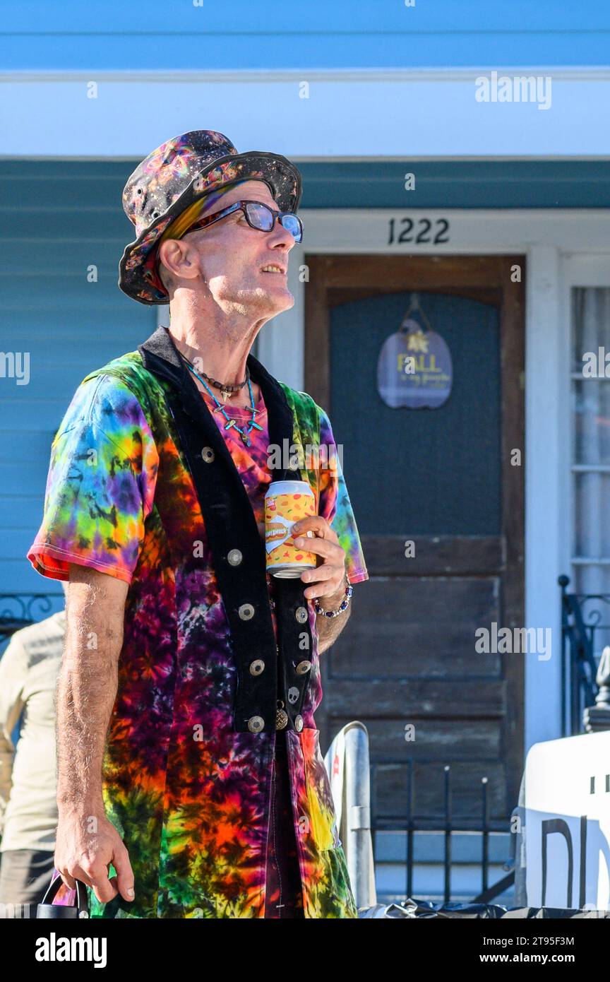 NEW ORLEANS, LA, USA - 19. NOVEMBER 2023: Mann im Tie-Dye-Outfit beim Oak Street Poboy Festival Stockfoto