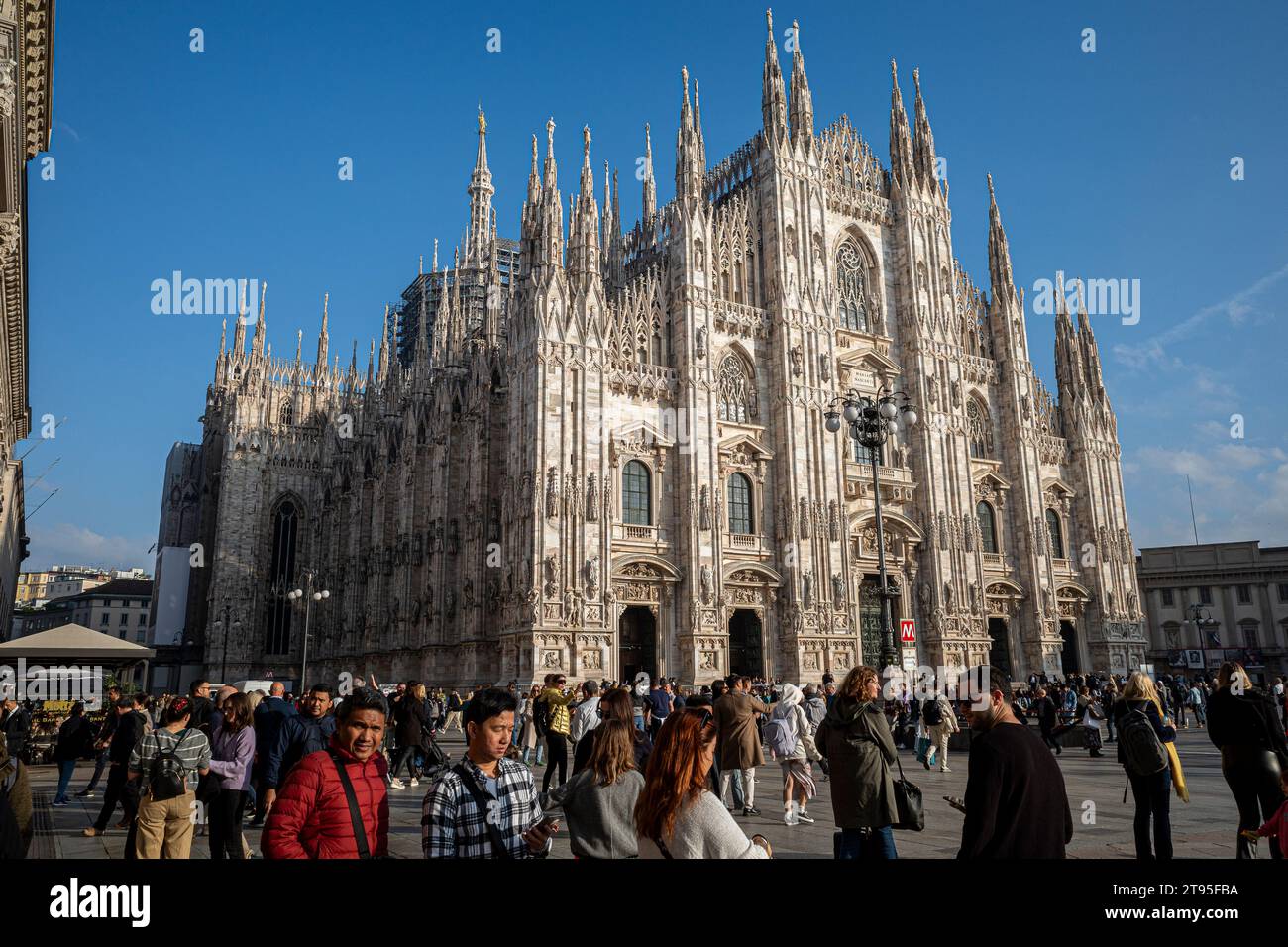 Mailänder Kathedrale oder Metropolitan Kathedrale-Basilika der Geburt der Heiligen Maria, mit blauem Himmel Stockfoto