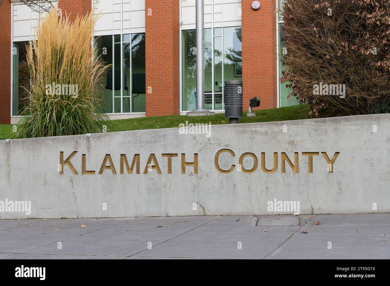 Klamath Falls, OR, USA – 15. Oktober 2023; Goldbrief auf Betonwand für Klamath County im Süden Oregons eintragen Stockfoto
