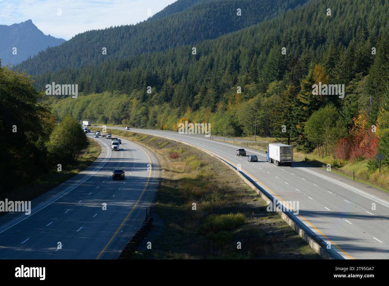 North Bend, WA, USA - 18. Oktober 2023; Verkehr in beiden Richtungen der Interstate 90 in den Washington Cascaes im Herbst Stockfoto