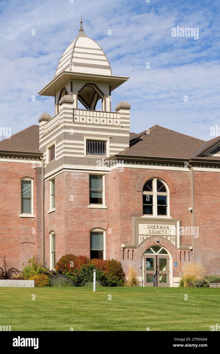 Moro, OR, USA – 15. Oktober 2023; rotes Ziegelwerk und Turm des Sherman County Courthouse Oregon Stockfoto