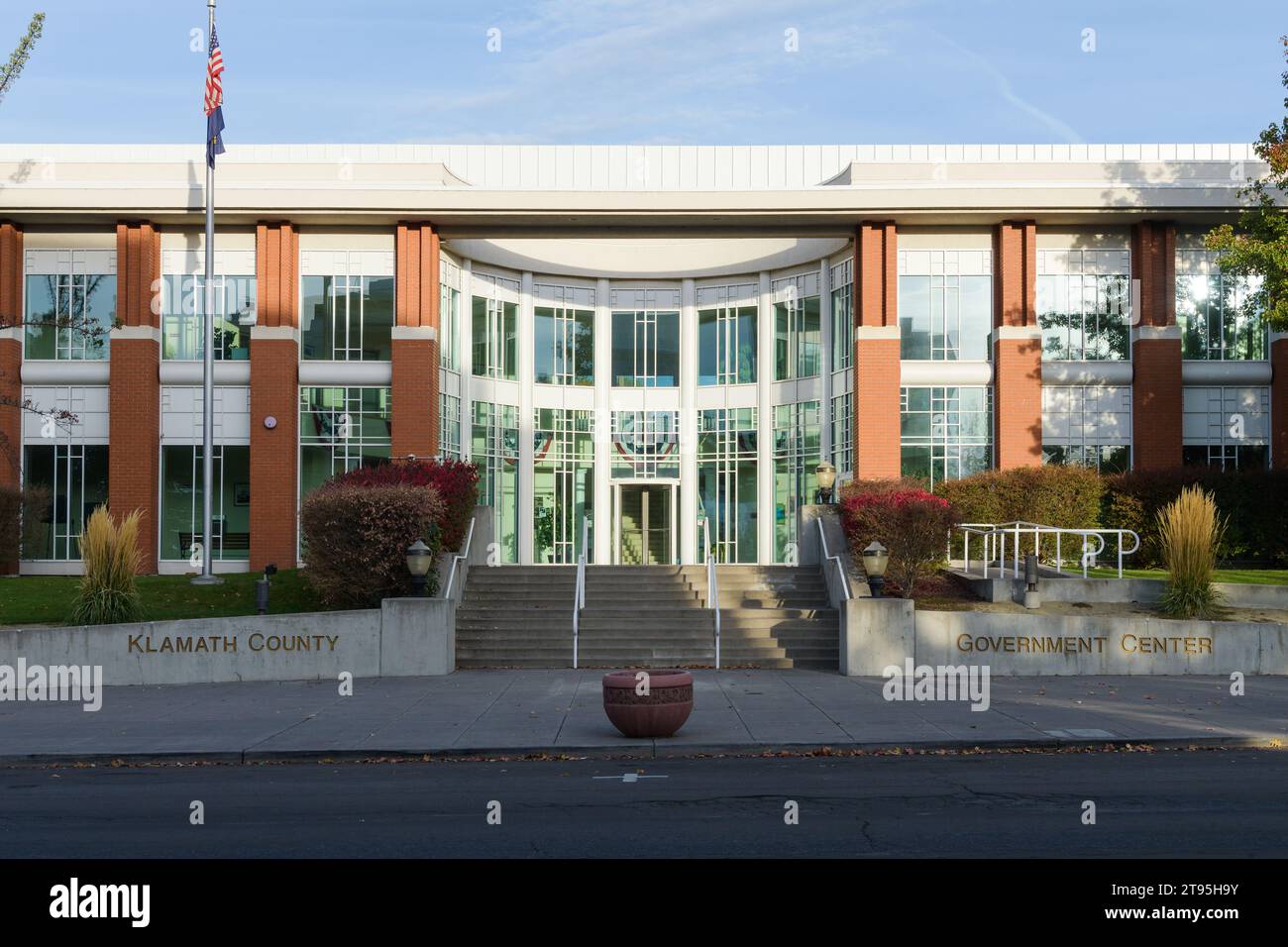 Klamath Falls, OR, USA - 15. Oktober 2023; Fassade und Eingangstür zum Klamath County Government Center Stockfoto