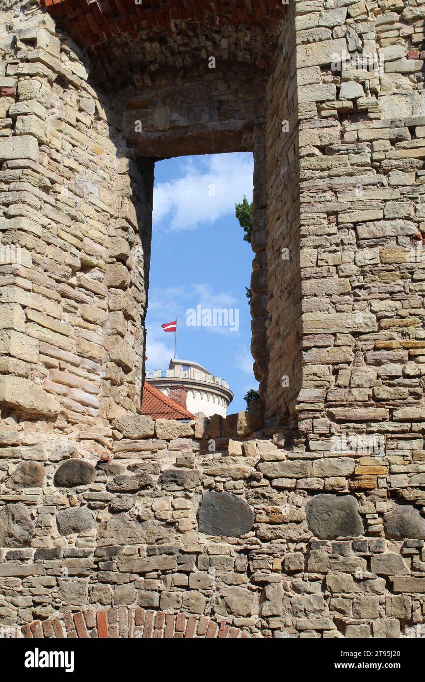 Lettische Flagge durch ein Fenster auf der Burg Cesis in Lettland sichtbar Stockfoto