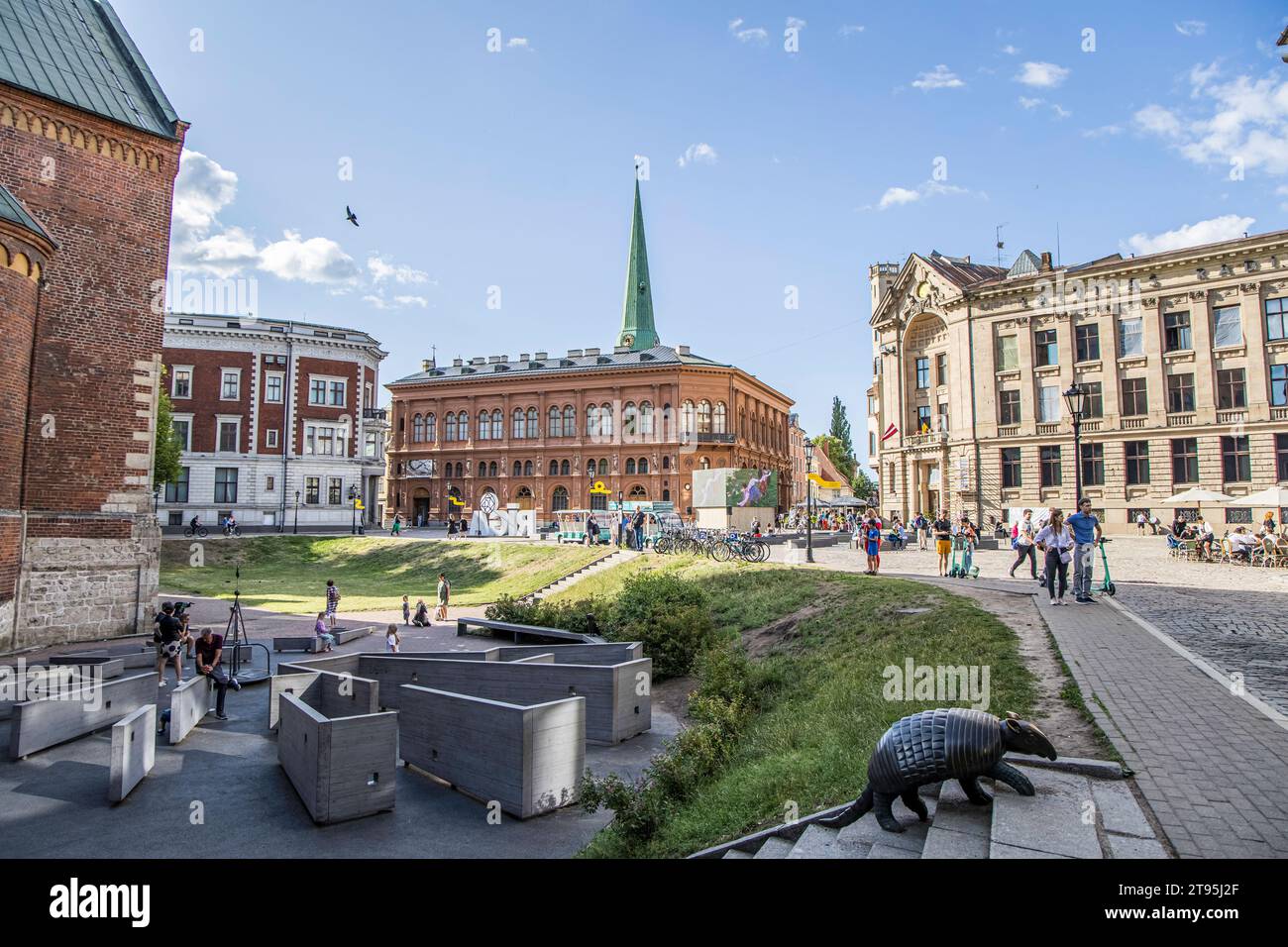 Riga, Lettland - 7. Juli 2023: Kuppelplatz mit Cafés und Restaurants, Menschen in der Altstadt. Stockfoto