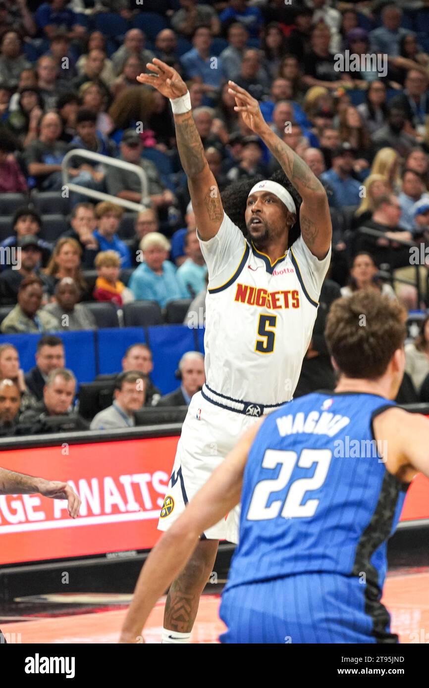 Orlando, Florida, USA, 22. November 2023, Denver Nuggets Wächter Kentavious Caldwell-Pope #5 schießt eine drei im Amway Center. (Foto: Marty Jean-Louis/Alamy Live News Stockfoto
