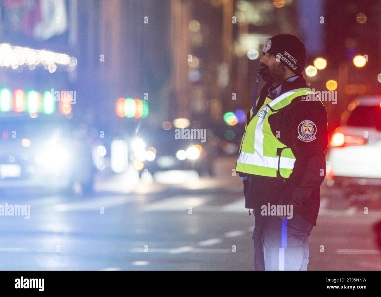 Toronto, Kanada. November 2023. Ein diensthabender Polizist wird am 22. November 2023 auf der Straße in Toronto, Kanada, gesehen. Die Polizei von Toronto kündigte an, dass am Mittwoch an einem Grenzübergang zwischen den Vereinigten Staaten und Kanada in den Niagarafällen immer mehr uniformierte Offiziere in der Stadt patrouillieren. Quelle: Zou Zheng/Xinhua/Alamy Live News Stockfoto