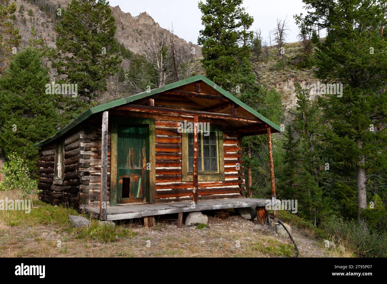 Eine Gästekabine auf der Double D Ranch in der Nähe der Geisterstadt Kirwin. Die Double D Ranch liegt im Shoshone National Forest in den Absaroka Mountains Stockfoto