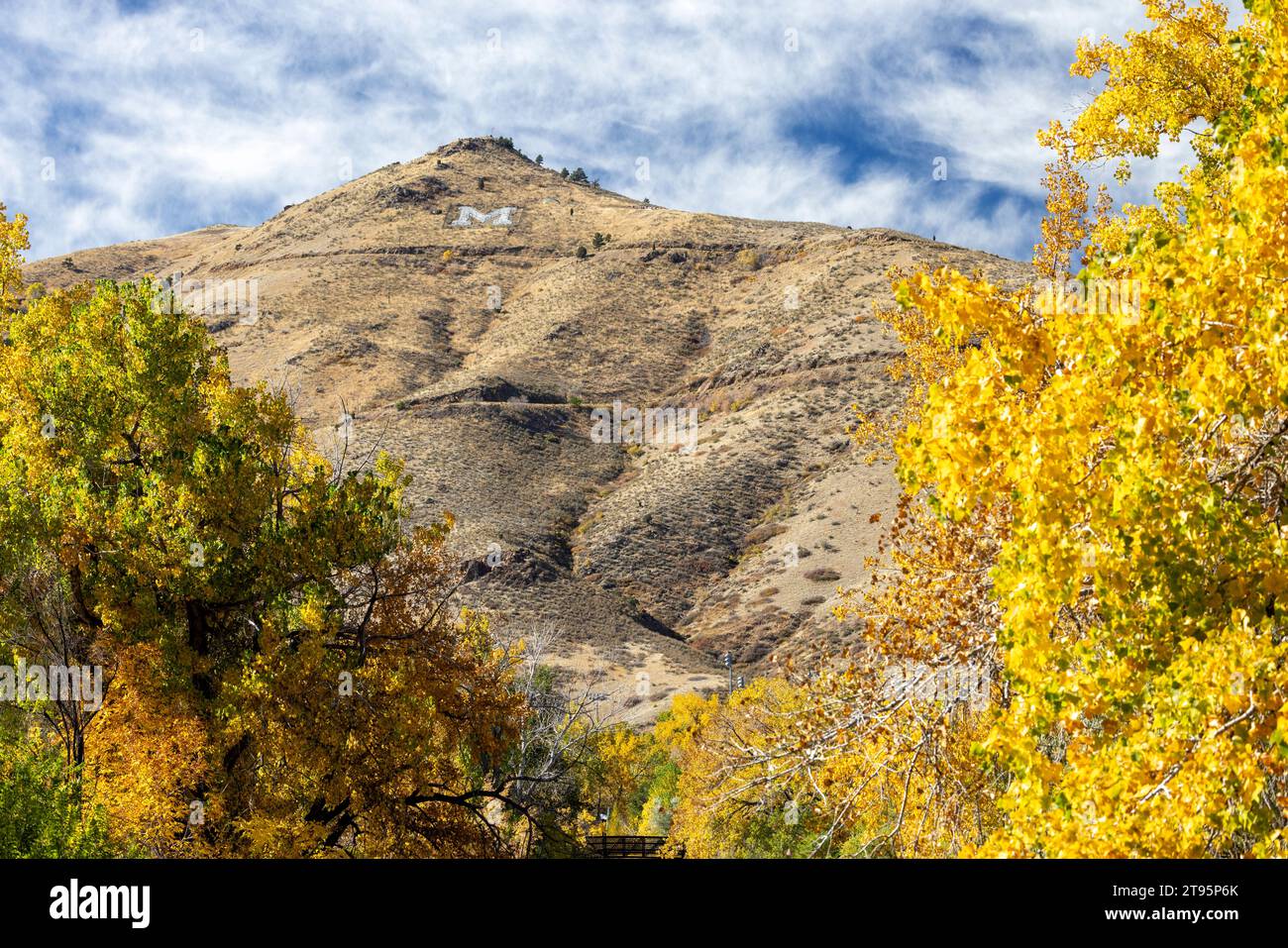 Letter M am Lookout Mountain (für die Colorado School of Mines) – Clear Creek im Herbst – Golden, Colorado, USA Stockfoto
