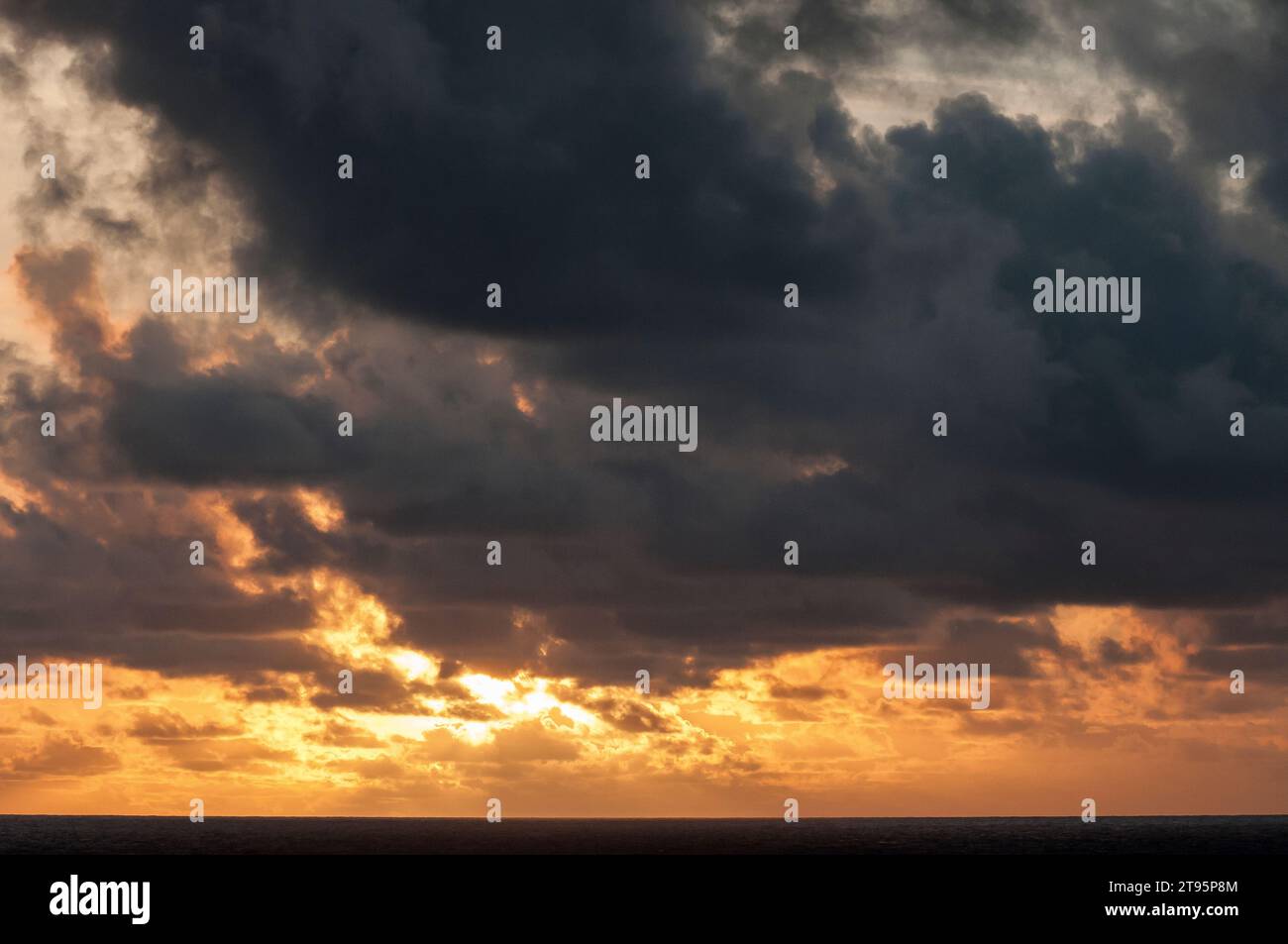 Tropischer Sonnenuntergang vor Neukaledonien im Südpazifik Stockfoto