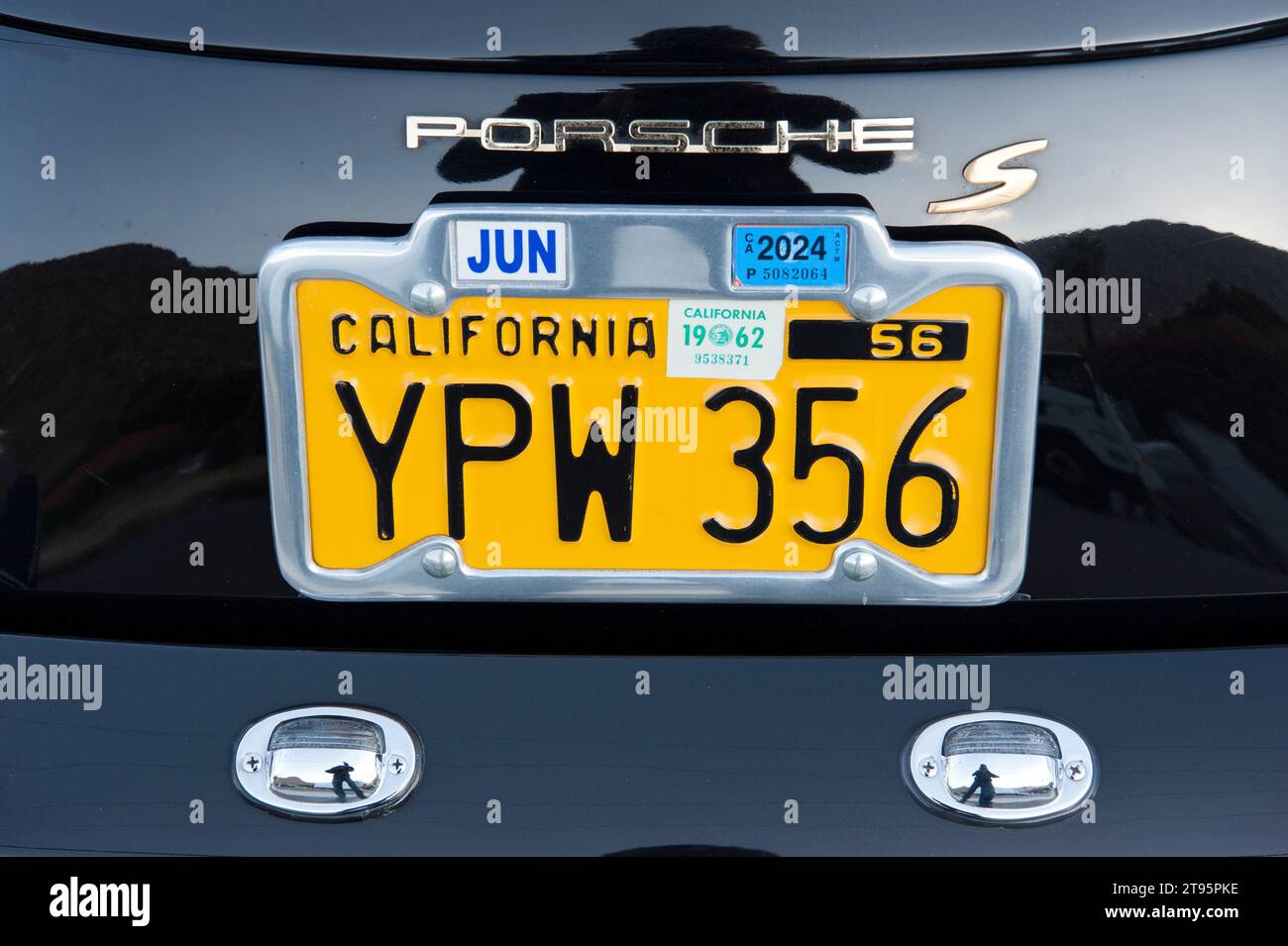 Klassisches kalifornisches Autokennzeichen an einem klassischen Porsche, Palm Springs, Kalifornien Stockfoto