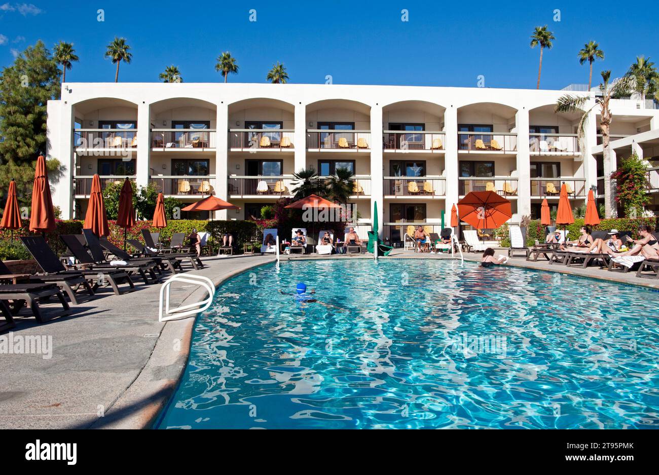 Gäste, die sich im Swimmingpool des Hotels in Palm Springs, Kalifornien, USA, entspannen Stockfoto