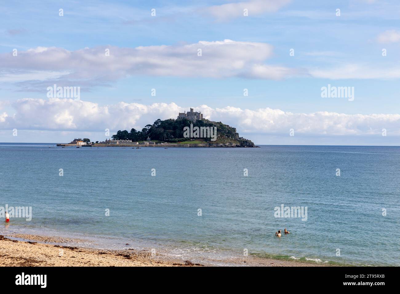 St. Michael's Mount Island und Marazion Beach vor der Küste Cornwalls, blauer Himmel Herbsttag, Cornwall, England, Großbritannien, 2023 Stockfoto