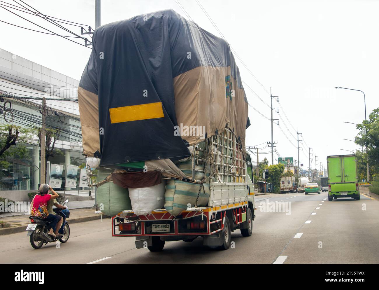 Ein Lkw fährt mit übermäßiger Last auf der Autobahn, Thailand Stockfoto