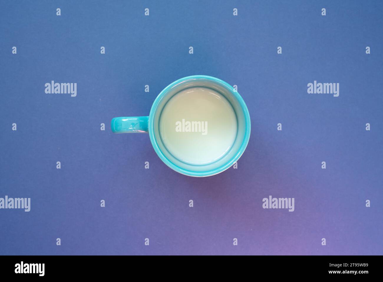Tasse Milch auf marineblauem Hintergrund. Draufsicht Stockfoto