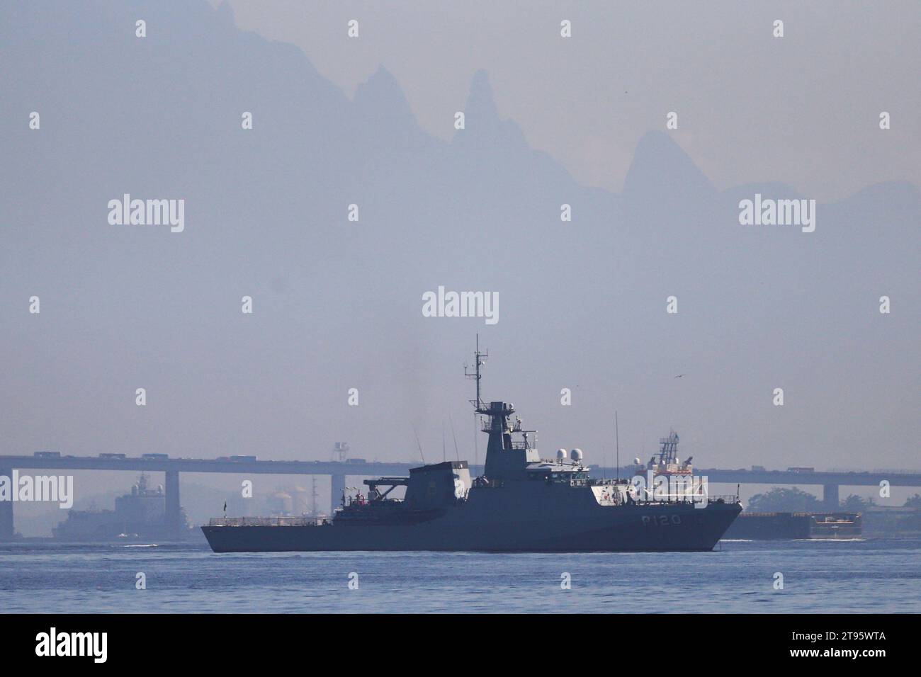 Rio De Janeiro, Brasilien. November 2023. P120 der brasilianischen Marine patrouilliert am 22. Mittwoch in Rio de Janeiro in Guanabara Bay. Die Operation ist Teil der laufenden Garantie für Recht und Ordnung (GLO), die die Beschäftigung von 1,9 000 Soldaten in den Häfen Rio de Janeiro, Itaguaí und Santos sowie auf den Flughäfen Guarulhos (SP) und Galeão (RJ) umfasst. Quelle: Brazil Photo Press/Alamy Live News Stockfoto