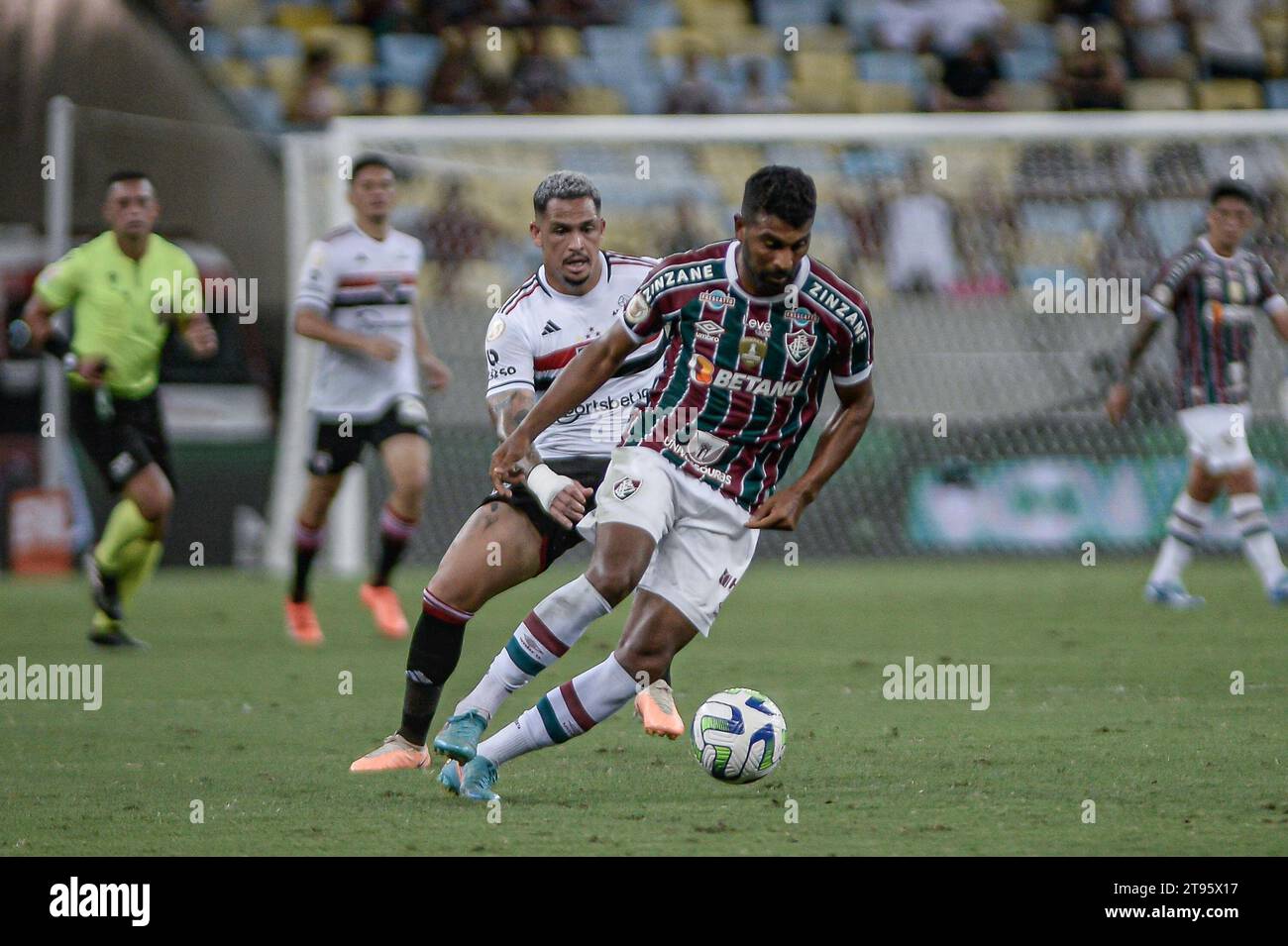 Rio De Janeiro, Brasilien. November 2023. Der Spieler Thiago Santos aus Fluminense, während einer Konfrontation gegen São Paulo, gültig für die brasilianische Meisterschaft 2023, im Maracanã-Stadion nördlich von Rio de Janeiro, in der Nacht dieses Mittwoch, 22. Credit: Brazil Photo Press/Alamy Live News Stockfoto