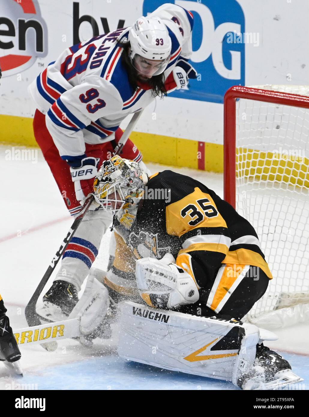 Tristan Jarry (35) blockiert den Schuss des New York Rangers Center ...