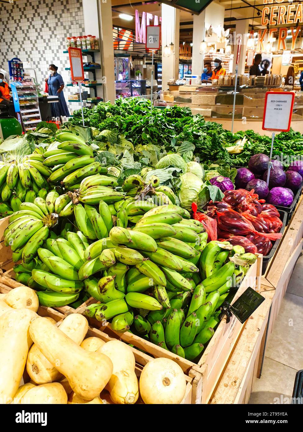 Nairobi, Kenia, 01-Januar-2021 - Blick auf die riesige Auswahl an frischen Produkten in einem Nairobi Supermarkt Stockfoto