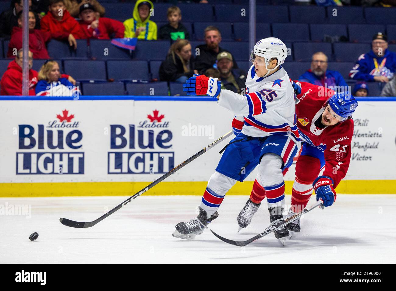 Rochester, New York, USA. November 2023. Rochester Amerikaner Stürmer Jiri Kulich (25) Skates in der zweiten Periode gegen die Laval Rocket. Die Rochester Americans veranstalteten die Laval Rocket in einem Spiel der American Hockey League in der Blue Cross Arena in Rochester, New York. (Jonathan Tenca/CSM). Quelle: csm/Alamy Live News Stockfoto