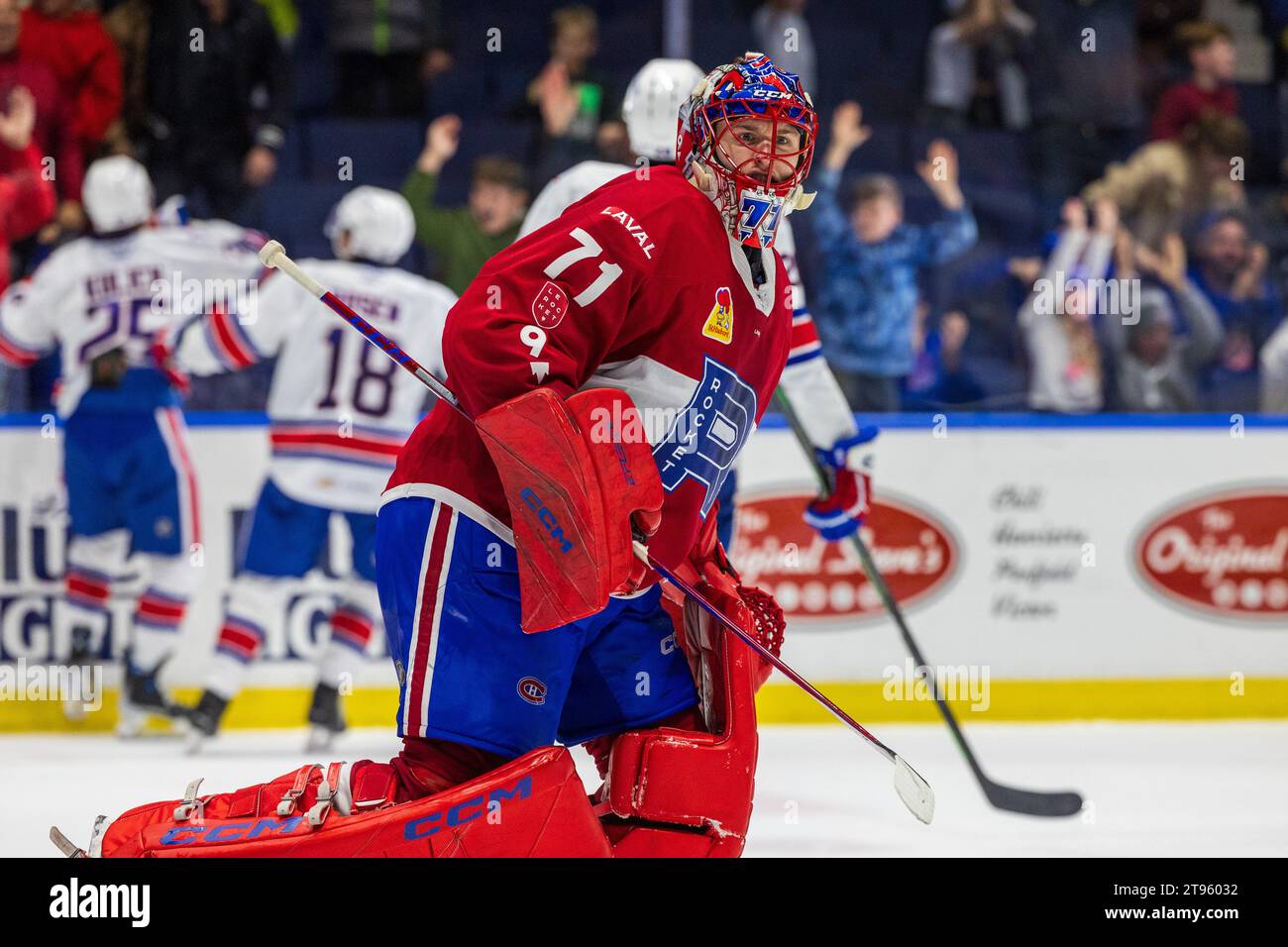 Rochester, New York, USA. November 2023. Laval Rocket Torhüter Jakub Dobes (71) schreit den Ref in Überstunden gegen die Rochester-Amerikaner an. Die Rochester Americans veranstalteten die Laval Rocket in einem Spiel der American Hockey League in der Blue Cross Arena in Rochester, New York. (Jonathan Tenca/CSM). Quelle: csm/Alamy Live News Stockfoto