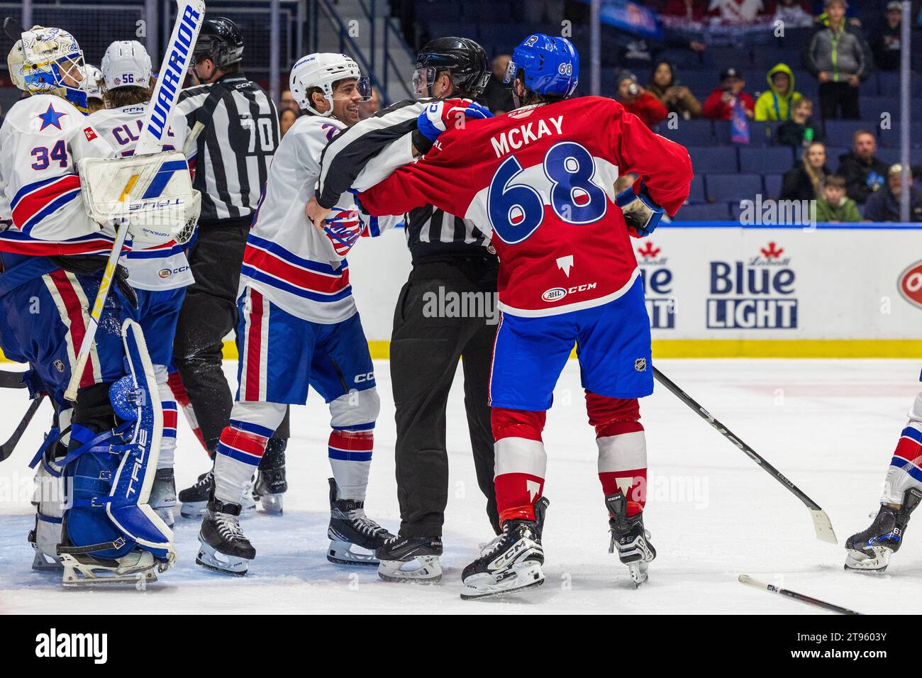 Rochester, New York, USA. November 2023. Rochester Americans Forward Mason Jobst (26) kämpft in der dritten Periode gegen die Laval Rocket. Die Rochester Americans veranstalteten die Laval Rocket in einem Spiel der American Hockey League in der Blue Cross Arena in Rochester, New York. (Jonathan Tenca/CSM). Quelle: csm/Alamy Live News Stockfoto