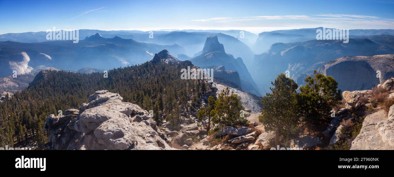 Yosemite Valley California gefüllt mit kontrolliertem Feuer Rauch Haze, Panoramablick auf die Landschaft von Clouds Rest Sierra Nevada Granite Mountain Peak Stockfoto